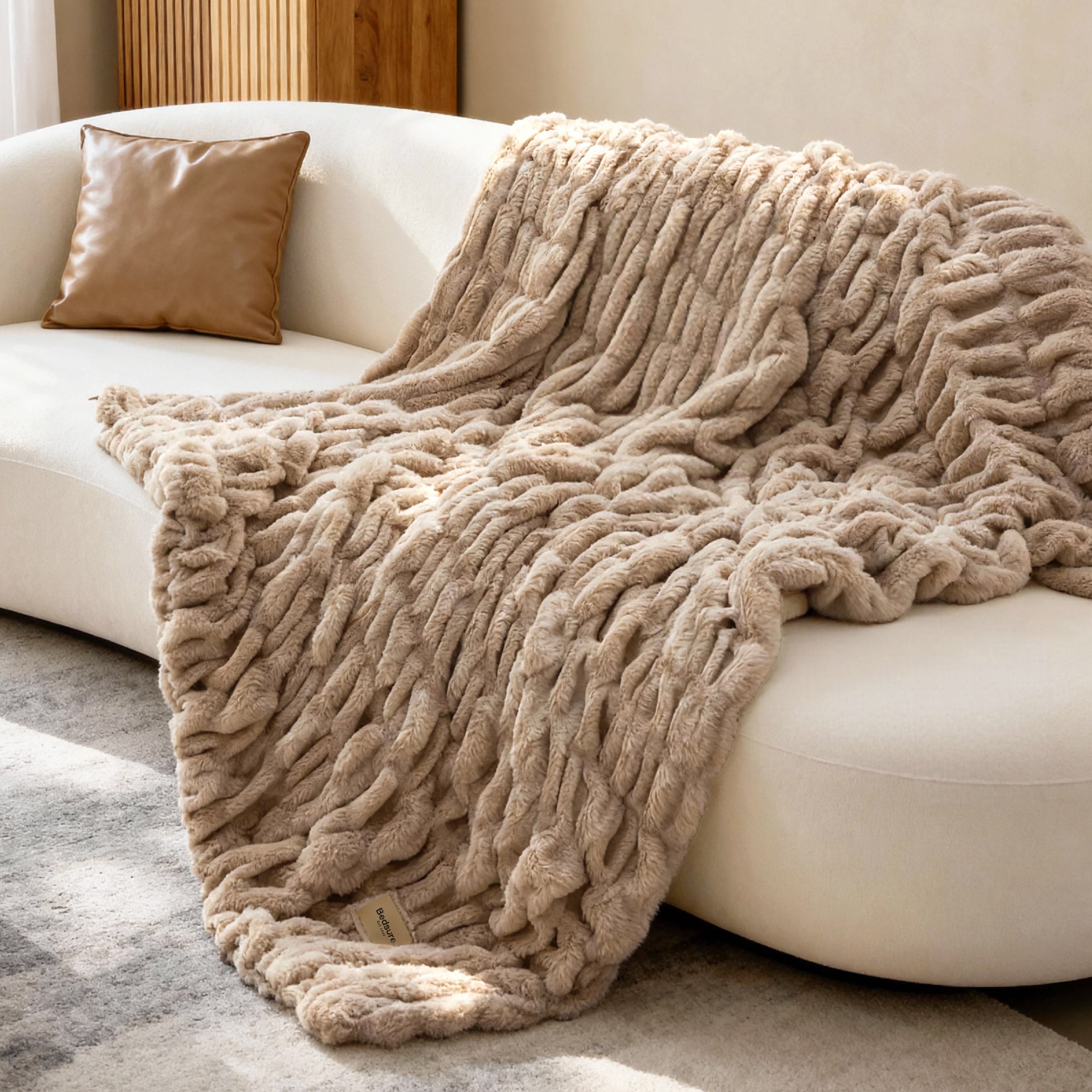 Double-sided Faux Fur Ruched Blanket - Image 15