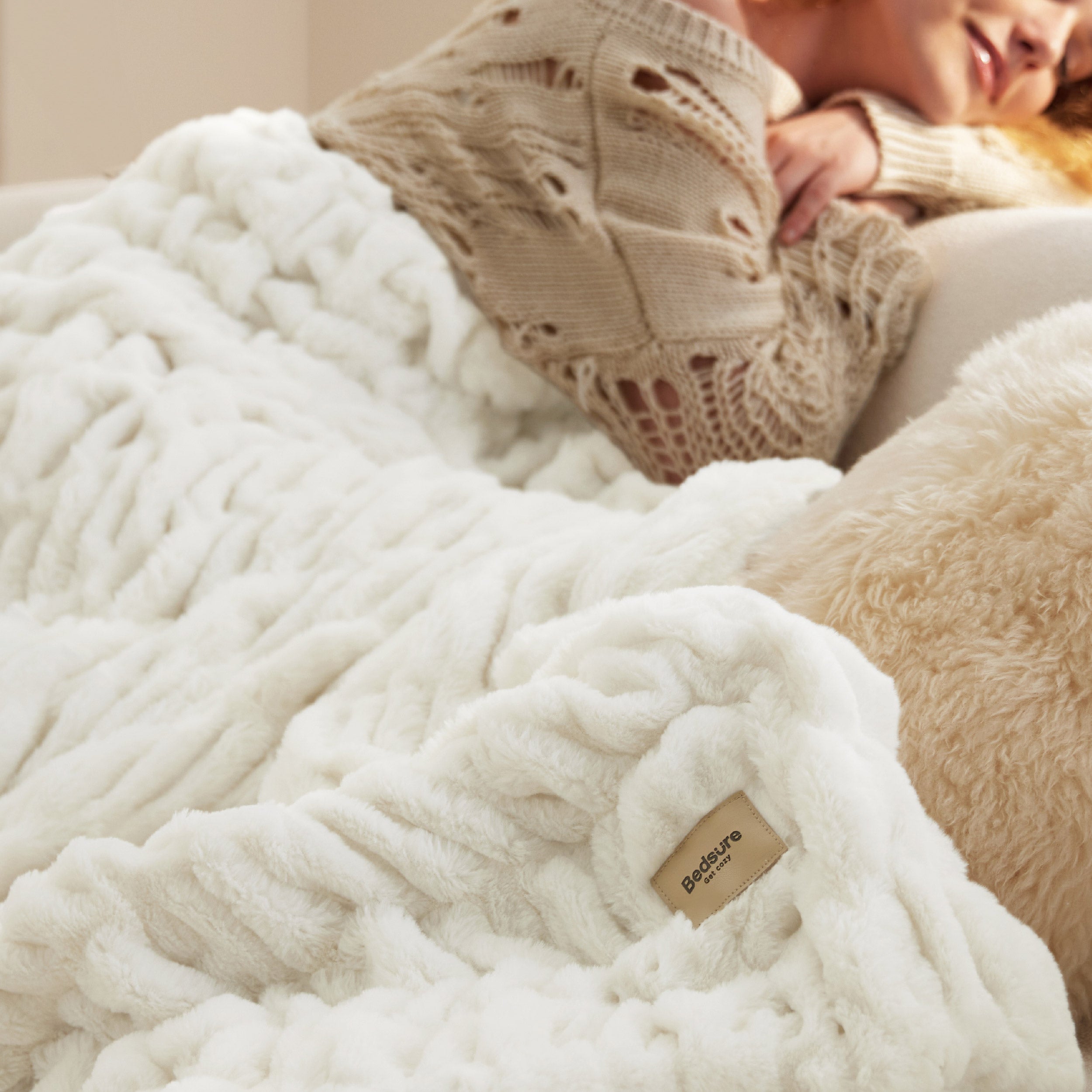 Double-sided Faux Fur Ruched Blanket - Image 6